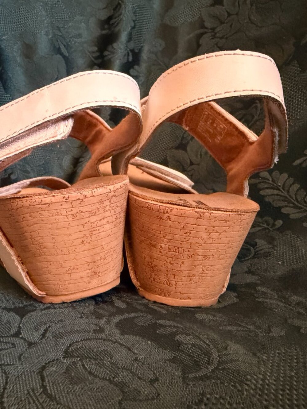 Clarks Collection Women's White Vegan Leather Adjustable Wedge Sandals Sz 7.5 - Picture 3 of 12